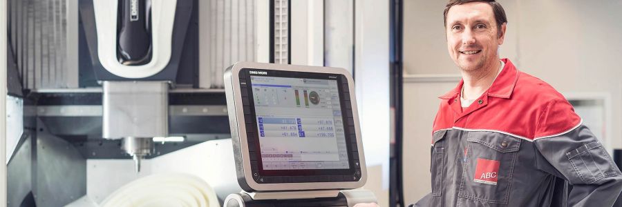 Ein Vorarbeiter programmiert eine CNC-Fräse am Computerdisplay
