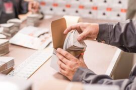 Arbeiter verpacken Schleifpapier in Schachteln