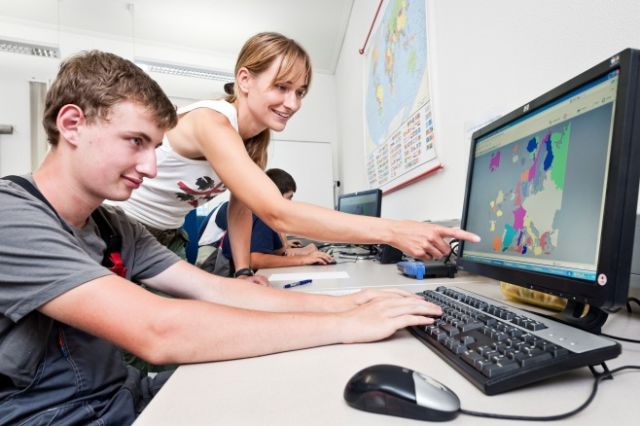 Jugendliche am Computer